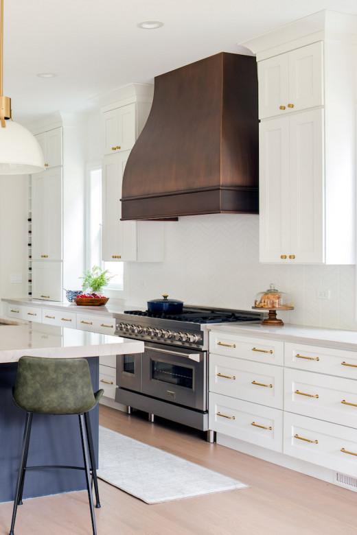mason-and-brass-kitchen-interior-design-white-cabinets-gold-hardware