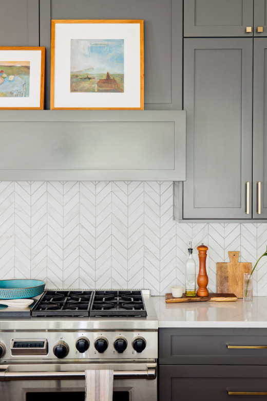 herringbone-white-tile-stove-backsplash-kitchen-design