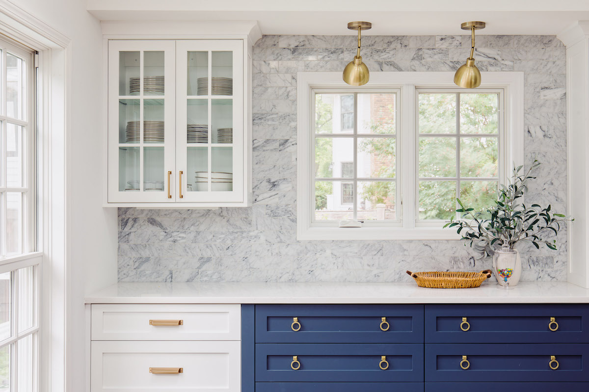 tile-kitchen-backsplaash-white-cabinets-blue-drawers